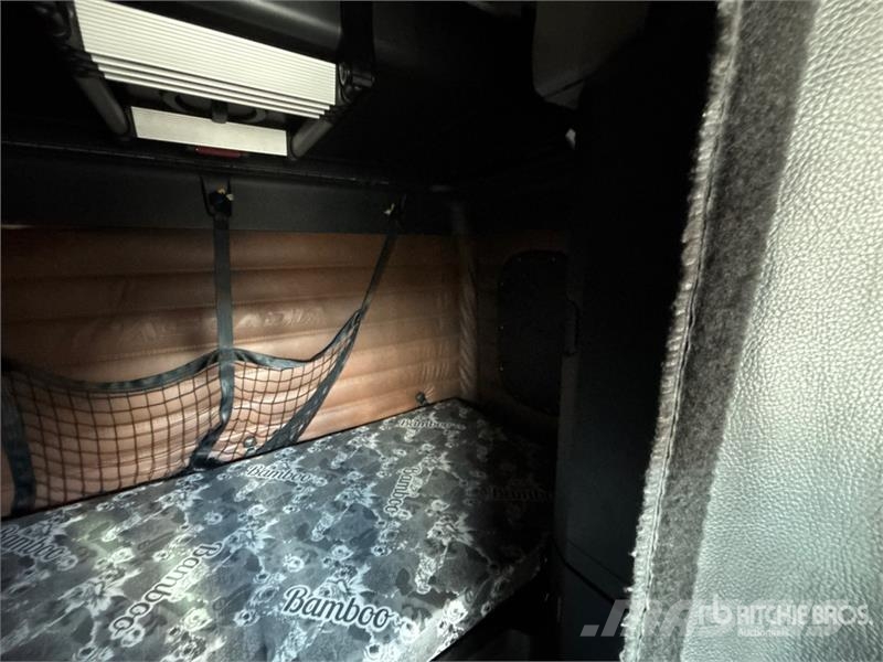 Freightliner Cascadia 126 6x4 T/A Sleeper Truck Tractor Tractores (camiões)