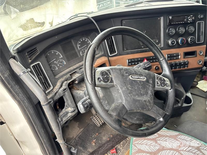 Freightliner Cascadia 126 6x4 6x4 T/A Sleeper Truck Tractor (In Tractor Units