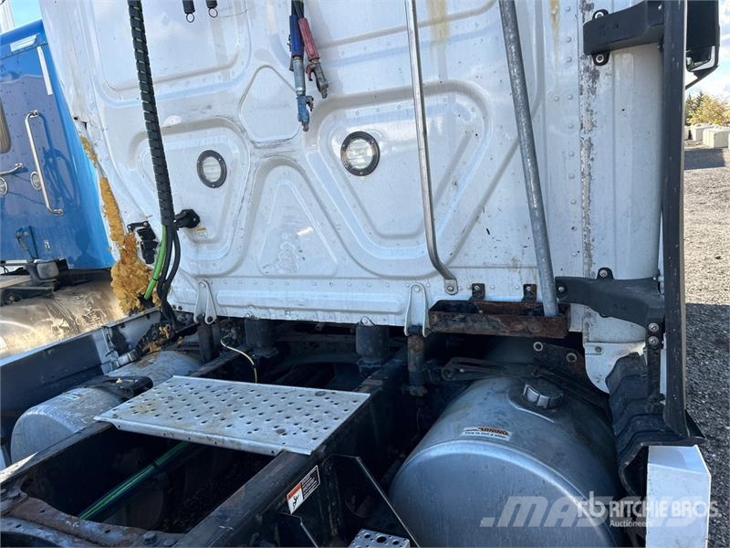 Freightliner Cascadia 126 6x4 T/A Sleeper Truck Tractor Cabezas tractoras