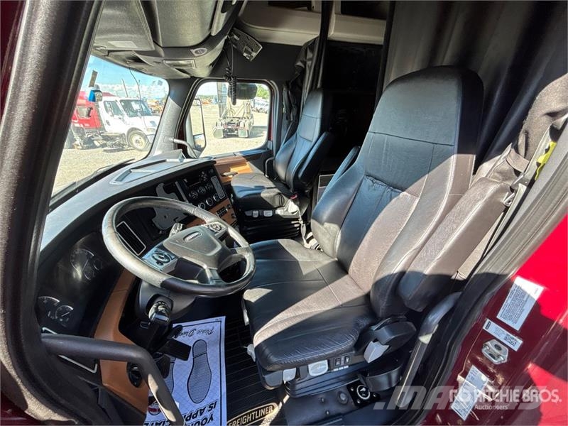 Freightliner Cascadia 126 6x4 T/A Sleeper Truck Tractor Vetopöytäautot