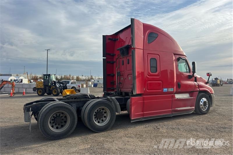 Freightliner Cascadia 125 6x4 T/A Sleeper Truck Tractor Tegljači