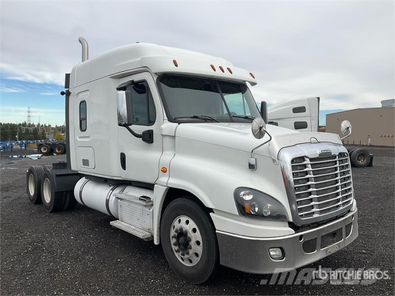 Freightliner Cascadia 125 6x4 T/A Sleeper Truck Tractor Vlačilci