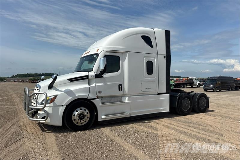 Freightliner Cascadia 126 6x4 T/A Sleeper Truck Tractor Тягачі