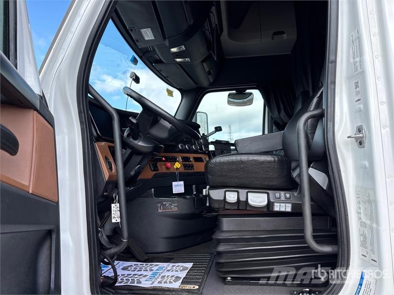 Freightliner Cascadia 126 6x4 T/A Sleeper Truck Tractor Тягачі