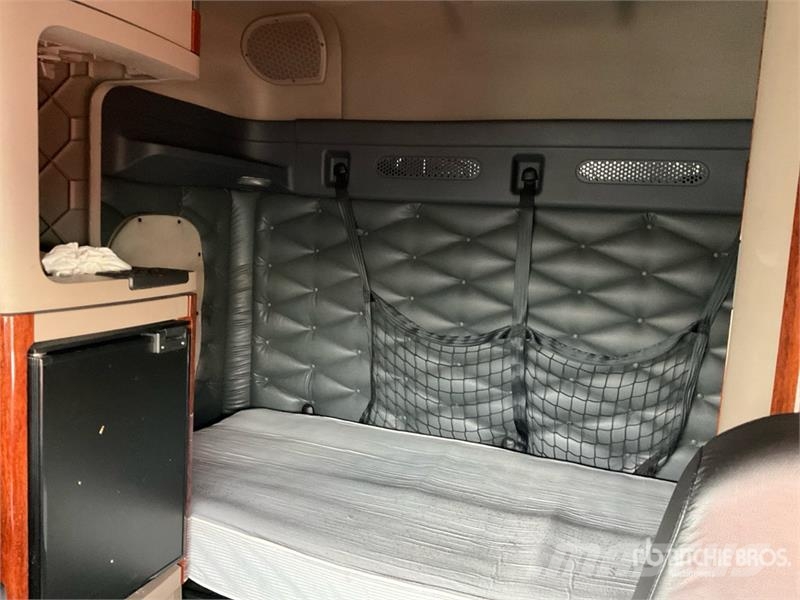 Freightliner Cascadia 125 6x4 T/A Sleeper Truck Tractor Vlačilci