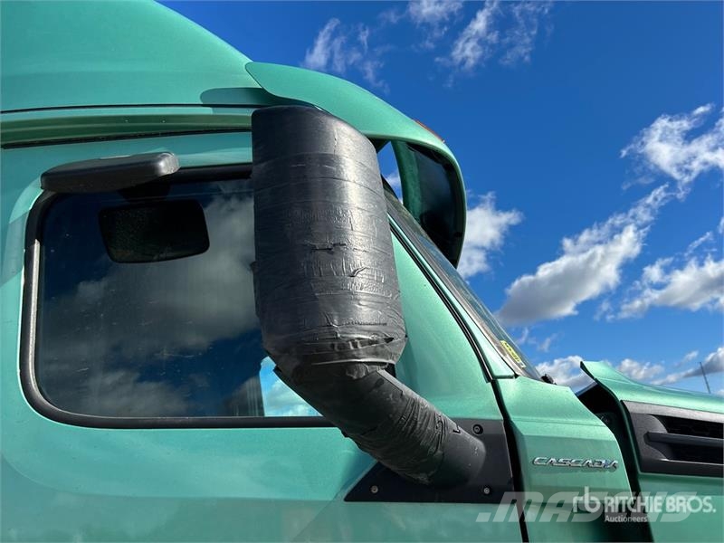 Freightliner Cascadia 126 6x4 T/A Sleeper Truck Tractor Nyergesvontatók