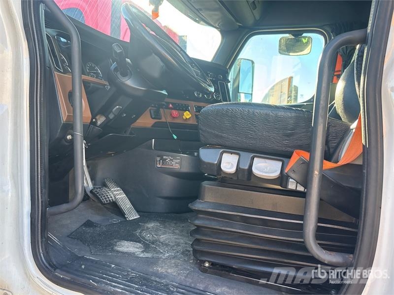 Freightliner Cascadia 126 6x4 T/A Sleeper Truck Tractor Тягачі