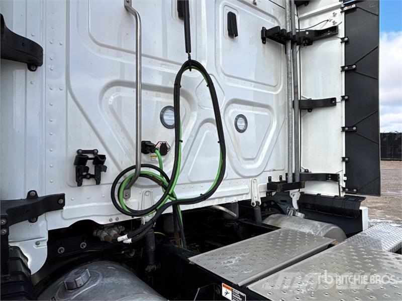 Freightliner Cascadia 126 6x4 T/A Sleeper Truck Tractor Тягачі