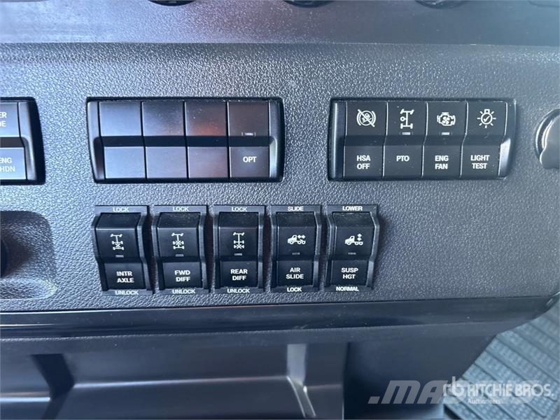 Freightliner Cascadia 126 6x4 T/A Sleeper Truck Tractor Тягачі