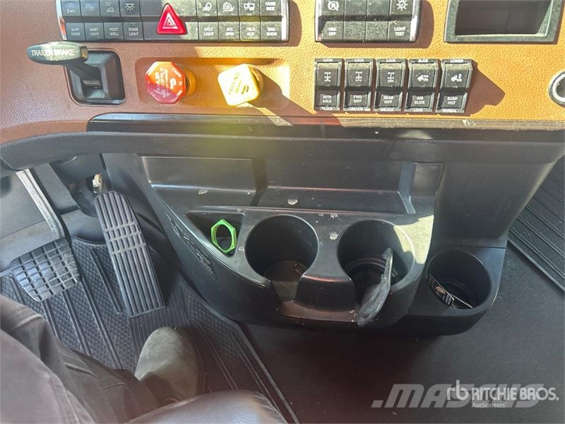 Freightliner Cascadia 126 6x4 T/A Sleeper Truck Tractor Nyergesvontatók