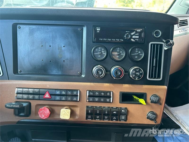 Freightliner Cascadia 126 6x4 T/A Sleeper Truck Tractor Cabezas tractoras