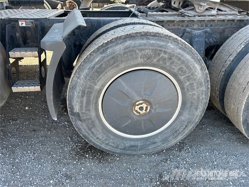 Freightliner Cascadia 126 6x4 T/A Sleeper Truck Tractor Sattelzugmaschinen