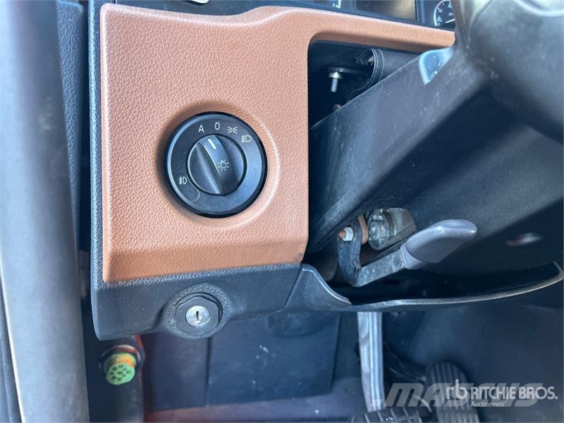Freightliner Cascadia 126 6x4 T/A Sleeper Truck Tractor Cabezas tractoras