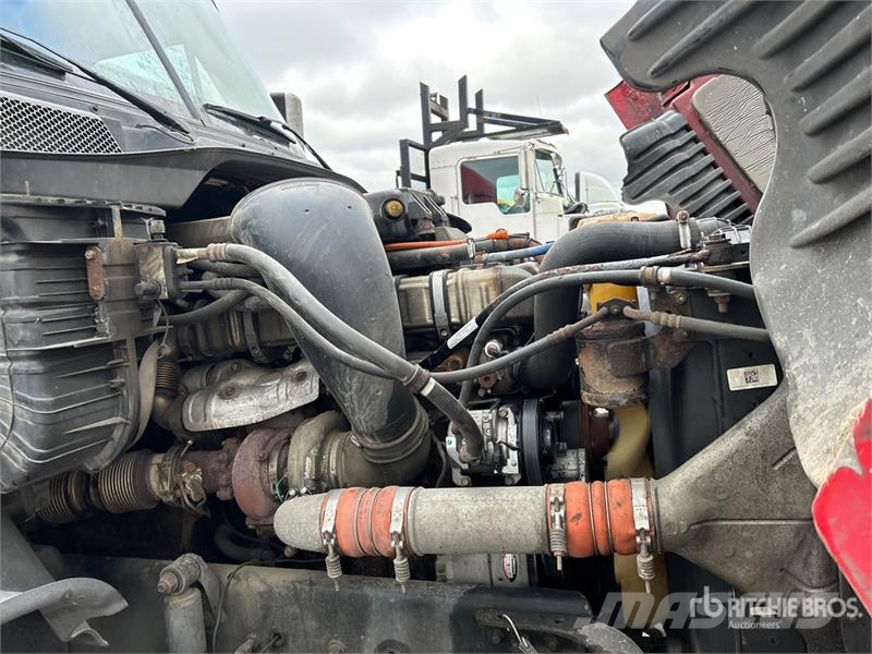 Freightliner Cascadia 125 6x4 T/A Sleeper Truck Tractor Vetopöytäautot