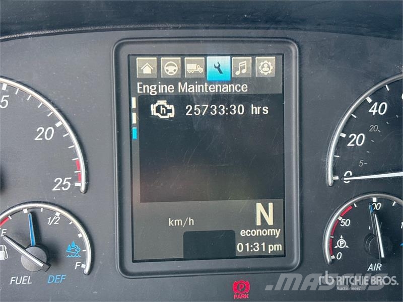 Freightliner Cascadia 126 6x4 T/A Sleeper Truck Tractor Vetopöytäautot