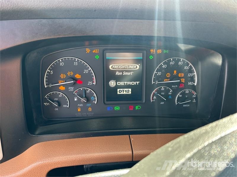 Freightliner Cascadia 126 6x4 T/A Sleeper Truck Tractor وحدات الجر