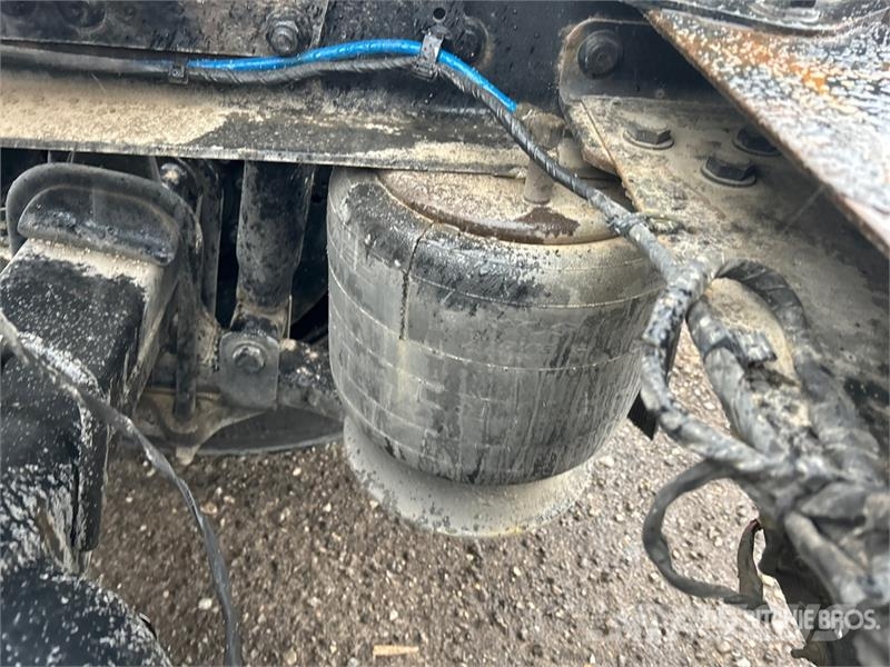Freightliner Cascadia 126 T/A Sleeper Truck Tractor Tractor Units