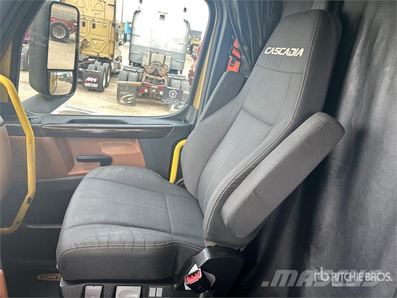 Freightliner Cascadia 126 6x4 T/A Sleeper Truck Tractor 牵引车