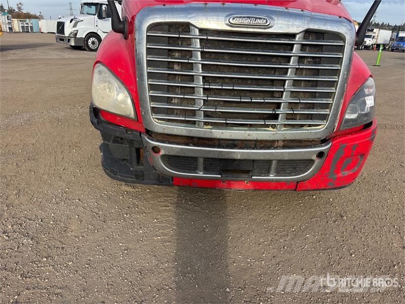 Freightliner Cascadia 125 6x4 T/A Sleeper Truck Tractor Tegljači