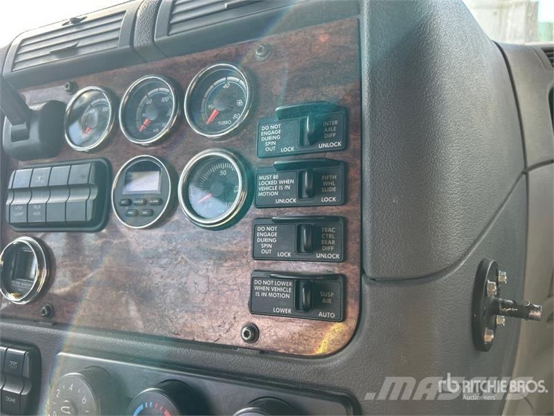 Freightliner Cascadia 125 6x4 T/A Sleeper Truck Tractor Tegljači