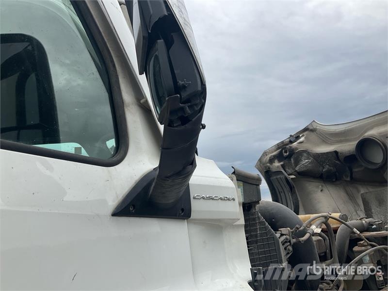 Freightliner Cascadia 126 6x4 T/A Sleeper Truck Tractor Traktorske jedinice