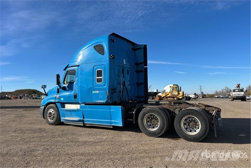 Freightliner Cascadia 125 6x4 T/A Sleeper Truck Tractor Tegljači