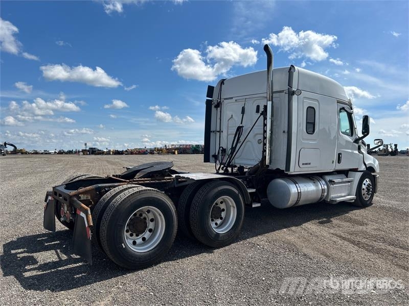 Freightliner Cascadia 126 6x4 T/A Sleeper Truck Tractor 曳引機組件