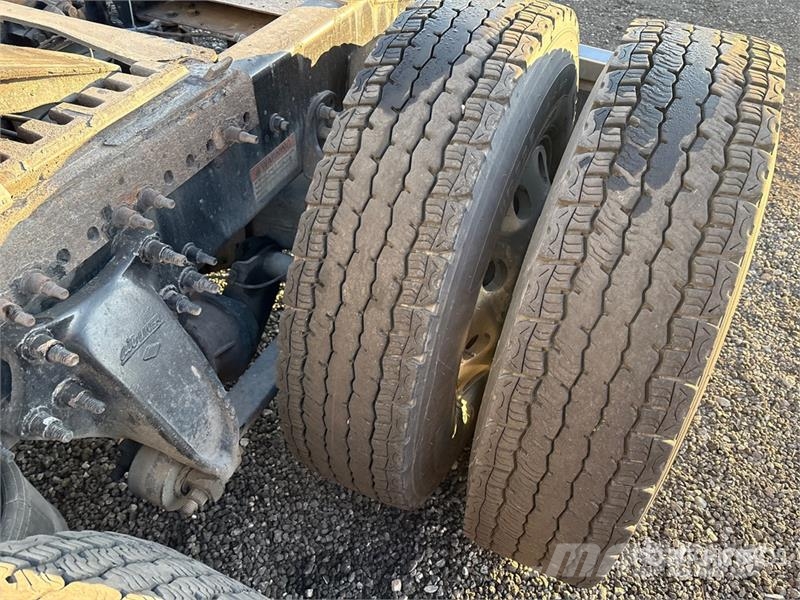 Freightliner Cascadia 126 6x4 T/A Sleeper Truck Tractor Седельные тягачи