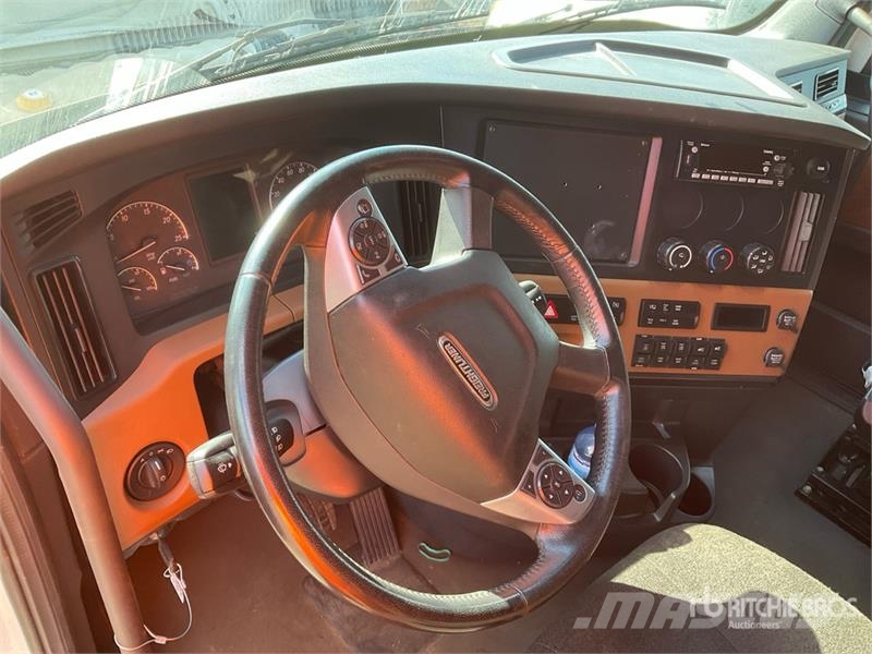 Freightliner Cascadia 126 6x4 T/A Sleeper Truck Tractor وحدات الجر