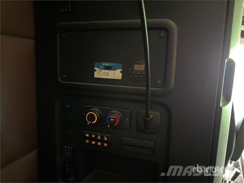 Freightliner Cascadia 126 6x4 T/A Sleeper Truck Tractor Тягачі