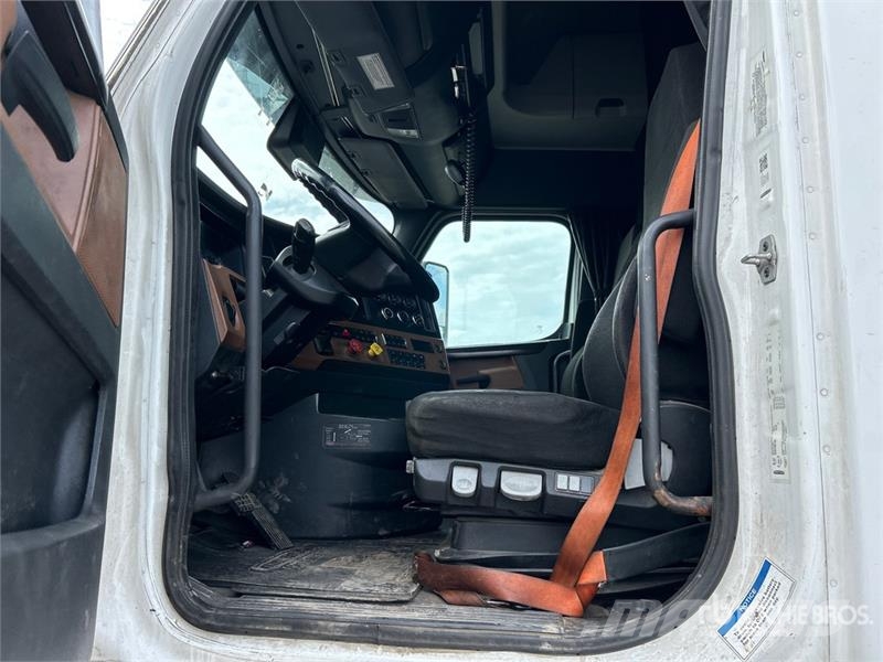 Freightliner Cascadia 126 6x4 T/A Sleeper Truck Tractor Tractor Units