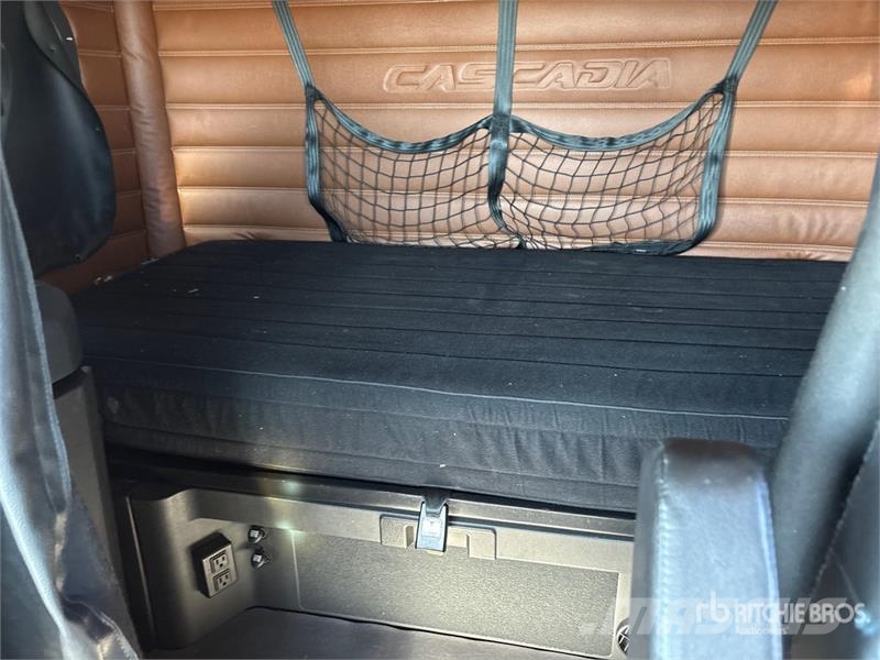 Freightliner Cascadia 126 6x4 T/A Sleeper Truck Tractor Cavalos mecânicos
