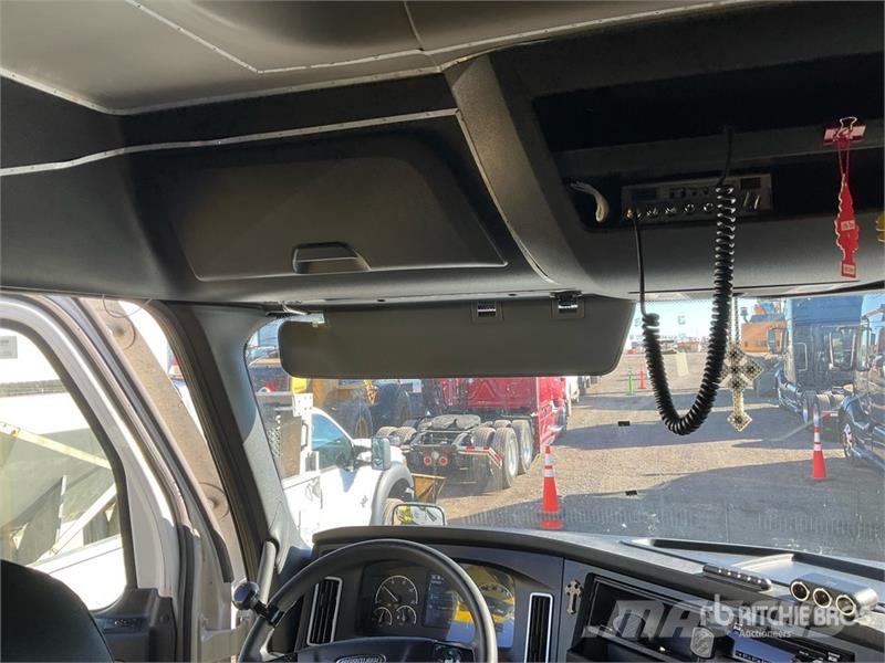 Freightliner Cascadia 126 6x4 T/A Sleeper Truck Tractor وحدات الجر