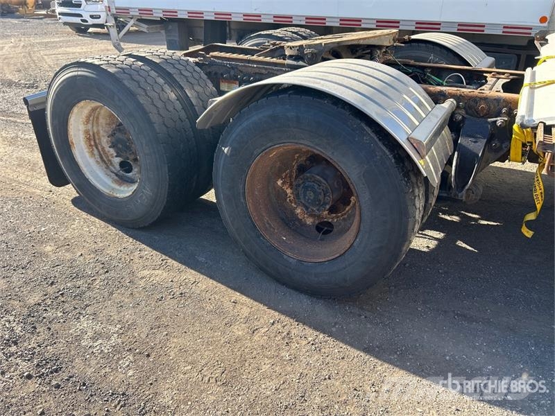 Freightliner Cascadia 126 6x4 T/A Sleeper Truck Tractor (Inoper Тягачі