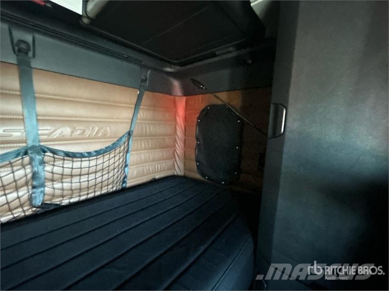 Freightliner Cascadia 126 6x4 T/A Sleeper Truck Tractor Nyergesvontatók
