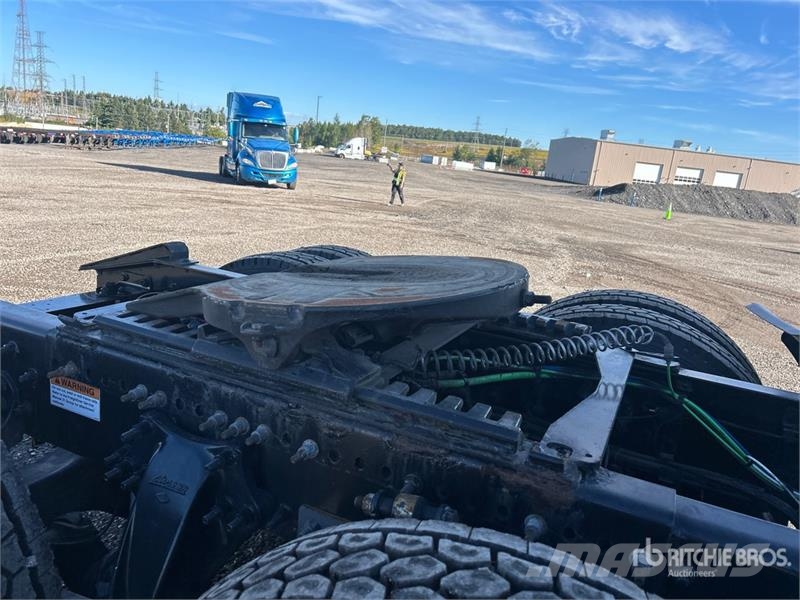 Freightliner Cascadia 126 6x4 T/A Sleeper Truck Tractor Седельные тягачи