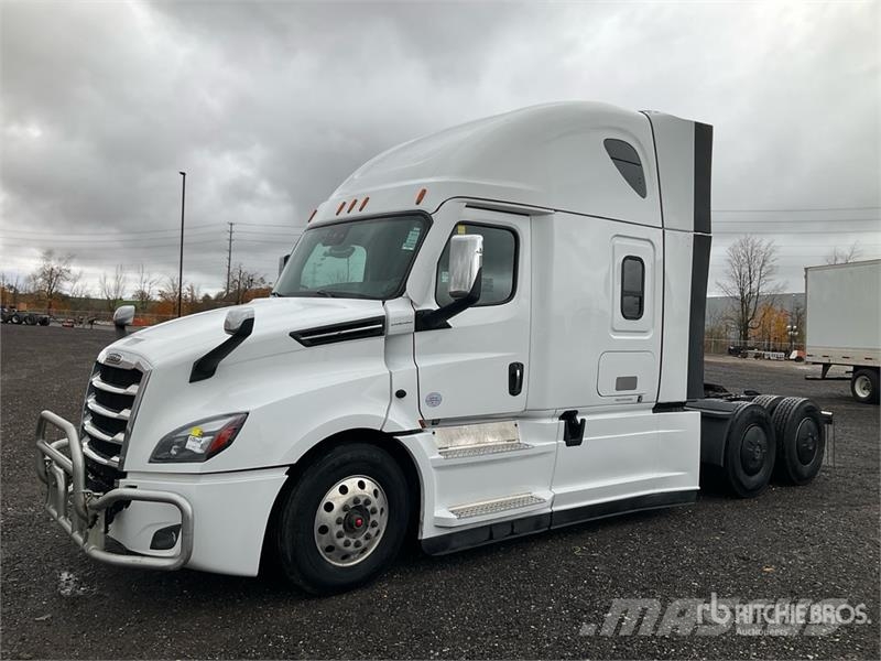 Freightliner Cascadia 126 6x4 T/A Sleeper Truck Tractor Vetopöytäautot