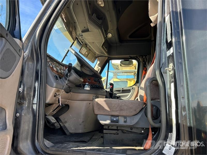 Freightliner Cascadia 125 6x4 T/A Sleeper Truck Tractor Седельные тягачи