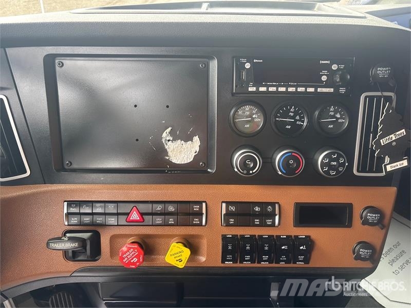 Freightliner Cascadia 126 6x4 T/A Sleeper Truck Tractor Tegljači