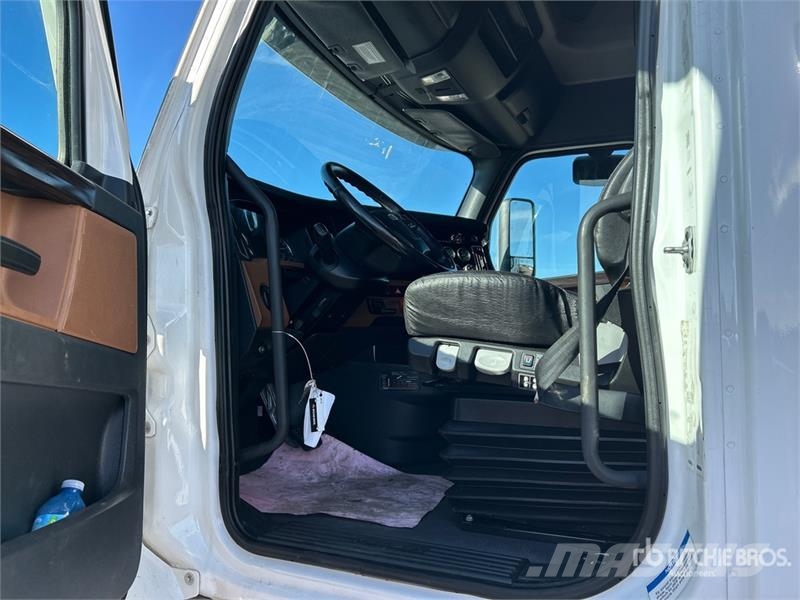 Freightliner Cascadia 126 6x4 T/A Sleeper Truck Tractor Седельные тягачи
