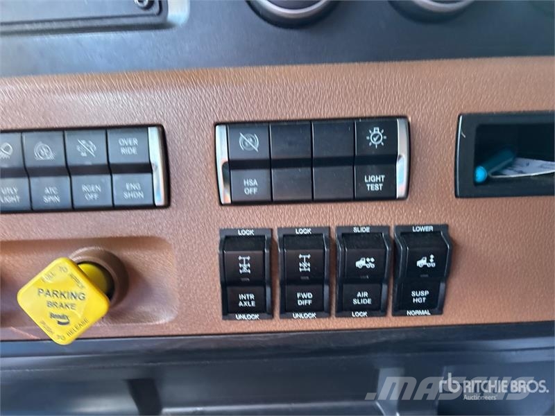 Freightliner Cascadia 126 6x4 T/A Sleeper Truck Tractor Tractor Units