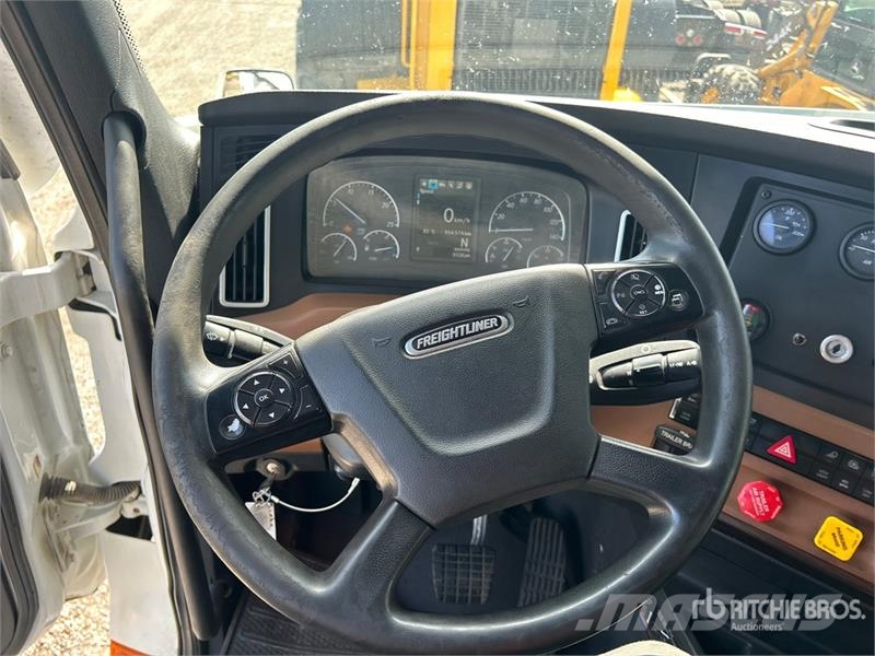 Freightliner Cascadia 126 6x4 T/A Sleeper Truck Tractor 曳引機組件