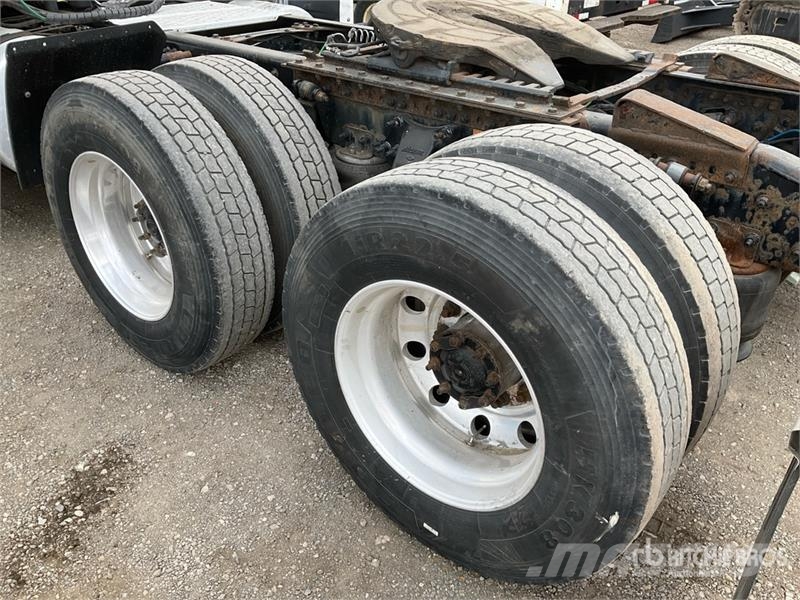 Freightliner Cascadia 126 6x4 T/A Sleeper Truck Tractor وحدات الجر