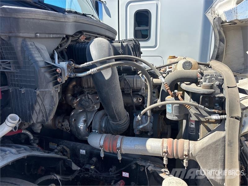 Freightliner Cascadia 126 6x4 T/A Sleeper Truck Tractor Тягачі