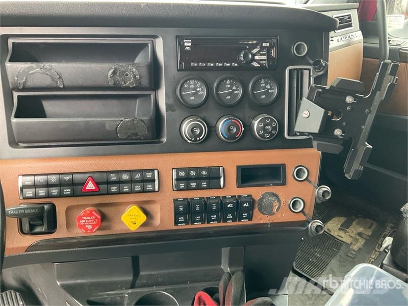 Freightliner Cascadia 126 6x4 T/A Sleeper Truck Tractor Tegljači