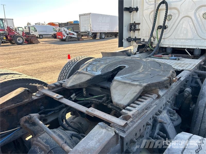 Freightliner Cascadia 125 6x4 T/A Sleeper Truck Tractor Truck Tractor Units