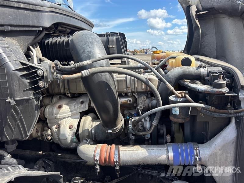 Freightliner Cascadia 126 6x4 T/A Sleeper Truck Tractor Vetopöytäautot