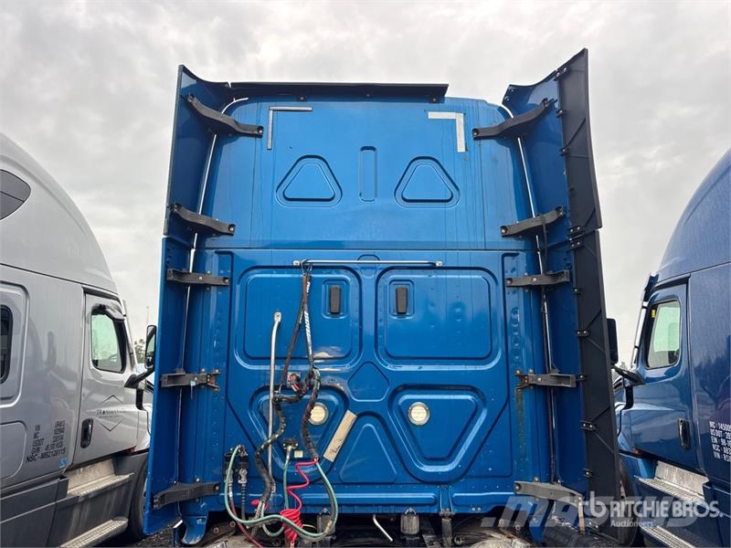 Freightliner Cascadia 126 6x4 T/A Sleeper Truck Tractor Tegljači