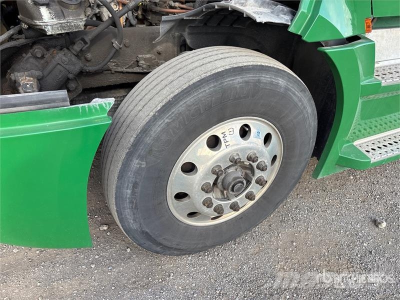 Freightliner Cascadia 126 6x4 T/A Sleeper Truck Tractor Tegljači