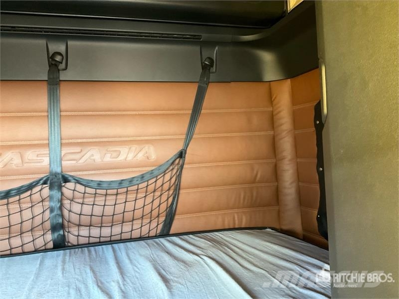 Freightliner Cascadia 126 6x4 T/A Sleeper Truck Tractor Tractor Units